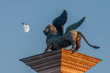 Mond und Löwe auf einer Säule m a Markusplatz, Venedig