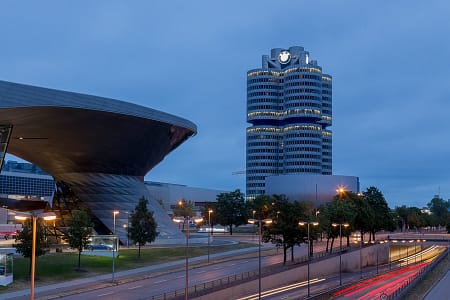 Blaue Stunde am BMW-Haus