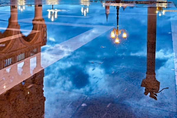 Venedig, Spiegelung bei Aqua Alta, zur blauen Stunde