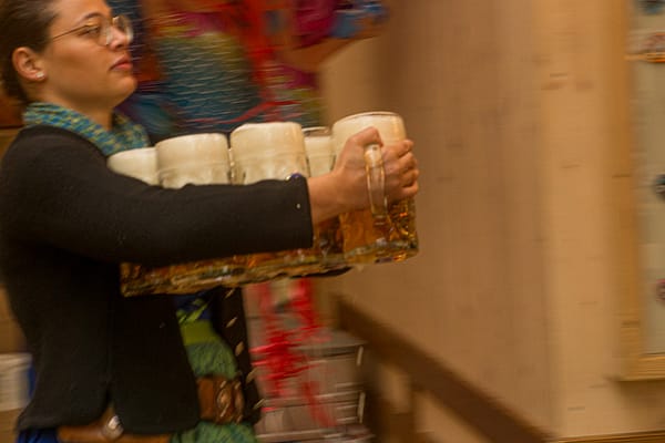 Schwerstarbeit - acht Mass  - wenn die wiesn erwacht