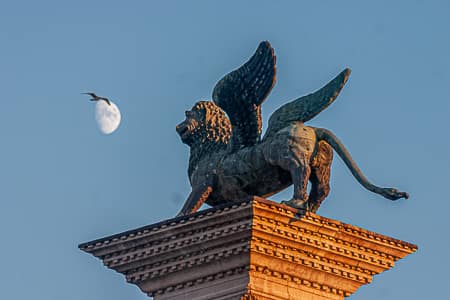 Mond und Löwe  auf einer Säule m a Markusplatz, Venedig