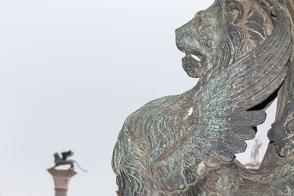 Löwenkopf am Fahnenmast, Markusplatz, Venedig