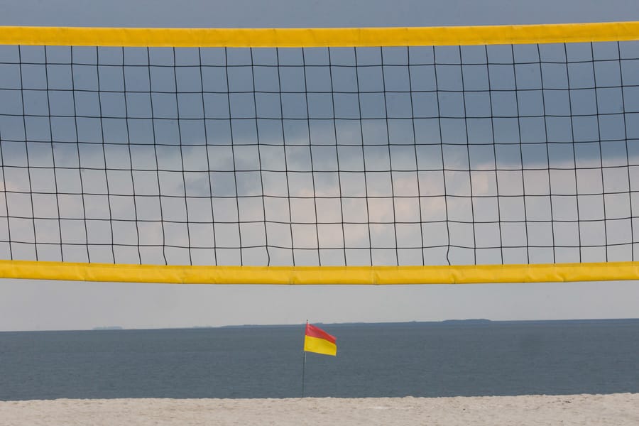 Sylt - Gelbes Netz und Warnsignal am Strand