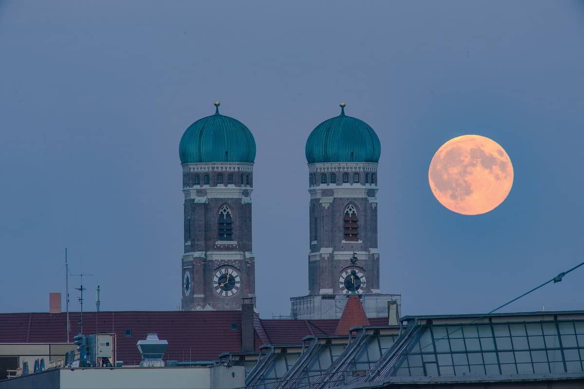 Mondaufgang und Münchner Frauenkirche